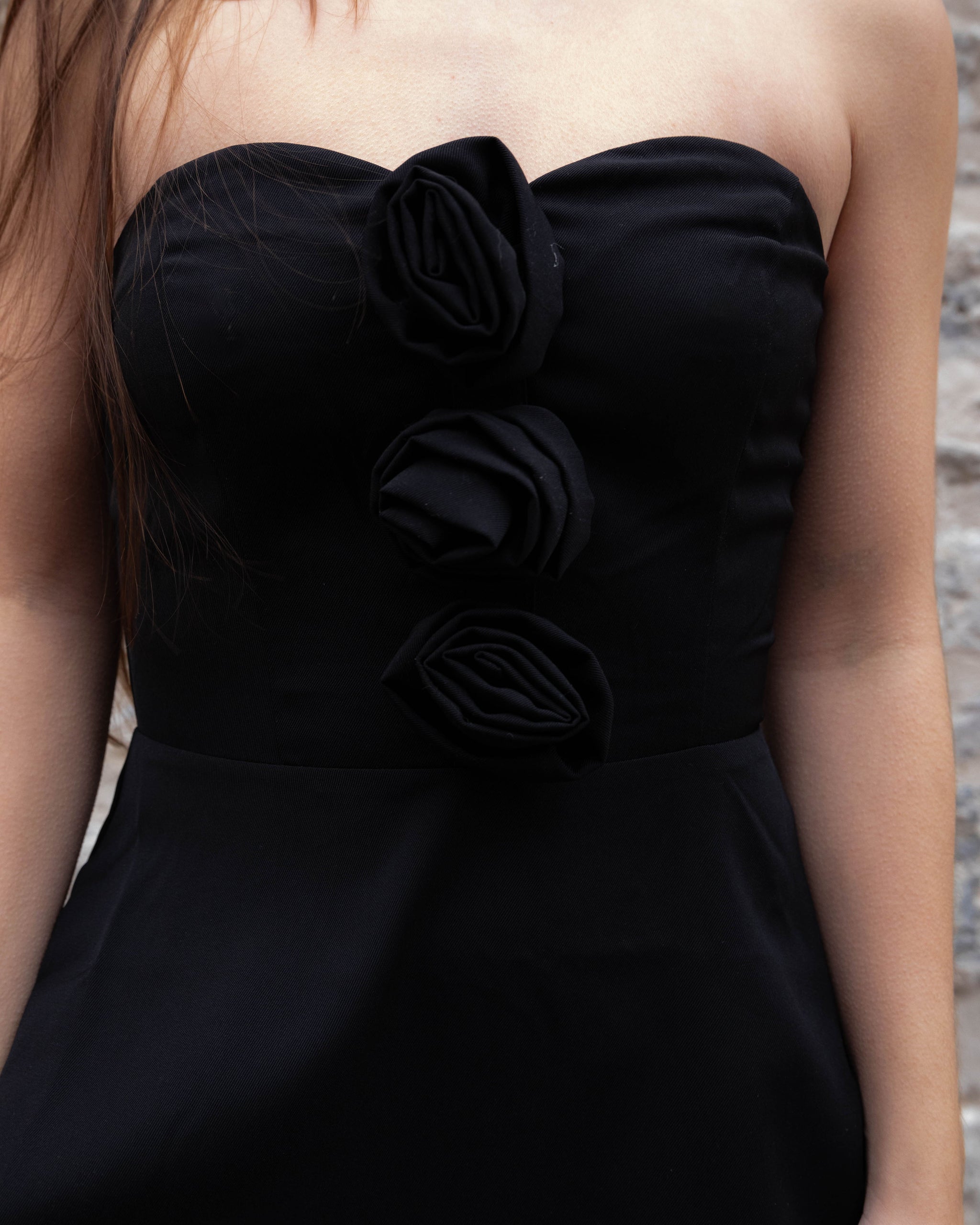 A solid woven midi dress -Black